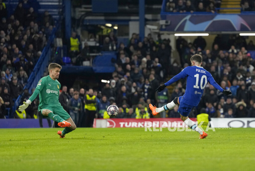 Christian Pulisic menembak ke gawang dari posisi offside pada pertandingan sepak bola leg kedua babak 16 besar Liga Champions antara Chelsea FC dan Borussia Dortmund di Stamford Bridge. 