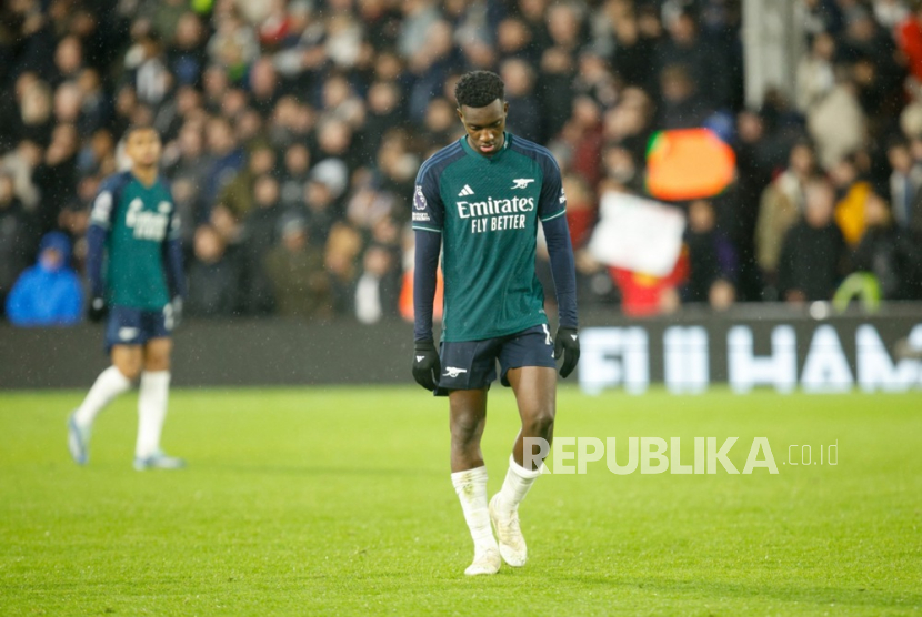 Eddie Nketiah tampak kecewa timnya, Arsenal, tersungkur di markas Fulham, Senin (1/1/2024). 