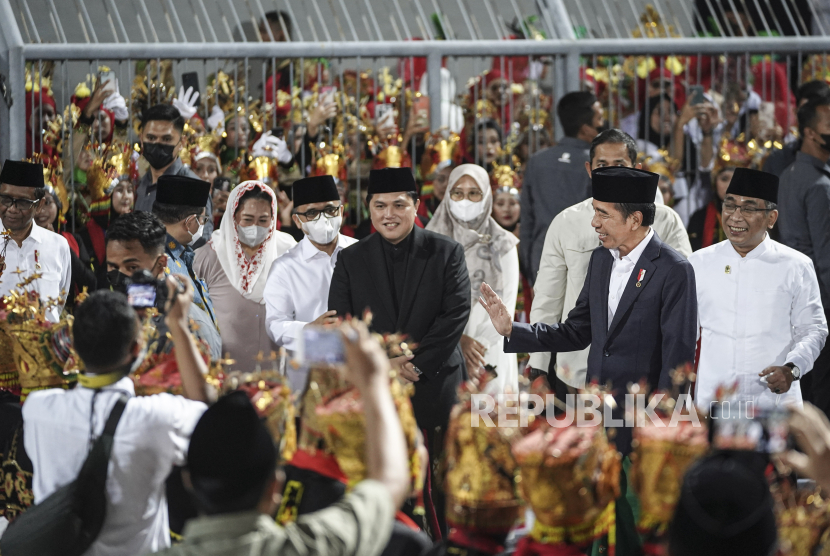 Presiden Joko Widodo melambaikan tangan didampingi Ketua Umum PBNU Yahya Cholil Staquf (kanan) saat tiba menghadiri Festival Tradisi Islam Nusantara di Stadion Diponegoro, Banyuwangi, Jawa Timur, Senin (9/1/2023). Kegiatan tersebut merupakan rangkaian dari peringatan Satu Abad Nahdlatul Ulama (NU). 