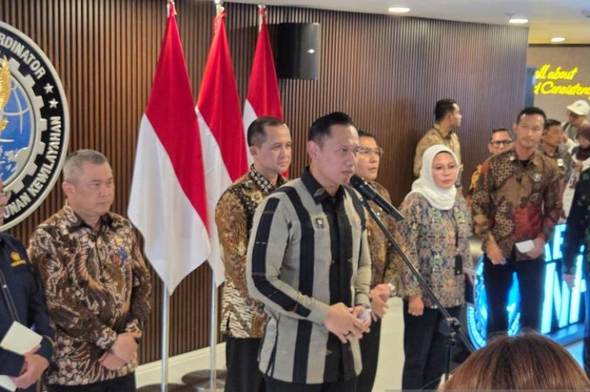 <i>AHY: Prabowo beri instruksi rampungkan kereta cepat Jakarta-Surabaya</i>.
