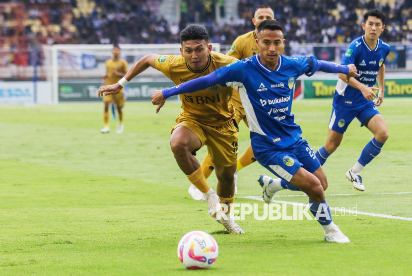 Pesepak bola PSIM Yogyakarta Rio Hardiawan (kedua kiri) berebut bola dengan pesepak bola Bhayangkara Dendy Sulistyawan (kiri) saat pertandingan final Pegadaian Liga 2 di Stadion Manahan, Solo, Jawa Tengah, Rabu (26/2/2025). 