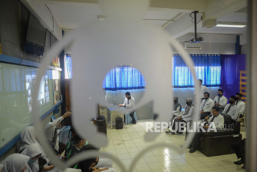 Masa pengenalan sekolah secara virtual pada hari pertama sekolah di MTs Annajah, Jakarta, Senin (13/3). Disdik DKI Jakarta menyebut siswa pemilik Kartu Jakarta Pintar bisa meneruskan pendidikan di sekolah swasta.