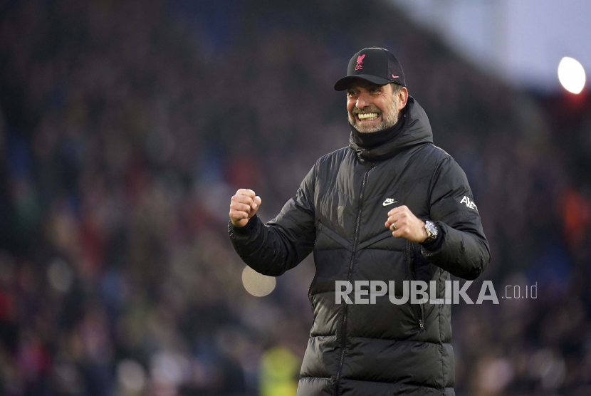 Pelatih Liverpool Juergen Klopp merayakan kemenangan dalam pertandingan sepak bola Liga Inggris antara Crystal Palace dan Liverpool di Selhurst Park, London, Ahad, 23 Januari 2022.