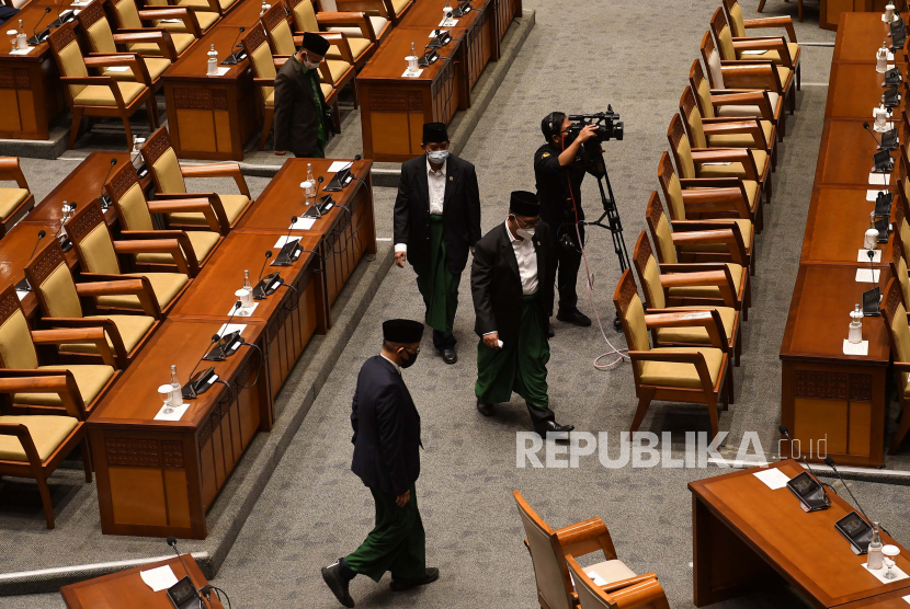 Para Wakil Ketua DPR Muhaimin Iskandar (tengah), Rachmat Gobel (kanan) dan Lodewijk F Paulus (kiri) memimpin jalannya Rapat Paripurna DPR Masa Persidangan II Tahun Sidang 2021-2022 di Kompleks Parlemen, Senayan, Jakarta, Senin (1/11/2021). Rapat tersebut beragendakan pidato Ketua DPR pada Pembukaan Masa Persidangan II Tahun Sidang 2021-2022 dilanjutkan dengan pelantikan anggota DPR Pergantian Antar Waktu (PAW). 