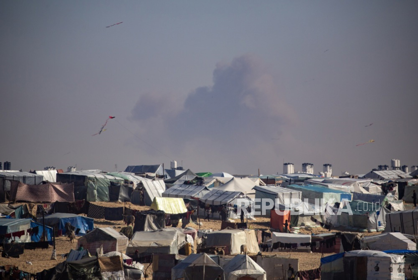Sebuah kamp pengungsi Palestina di perbatasan Gaza dengan Mesir, sementara asap mengepul akibat serangan udara Israel, di kamp pengungsi Rafah, Jalur Gaza selatan, 8 Februari 2024. 