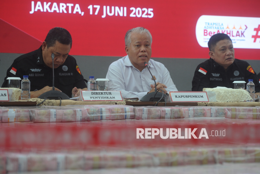 Kepala Pusat Penerangan dan Hukum (Kapuspenkum) Kejagung Harli Siregar (tengah).