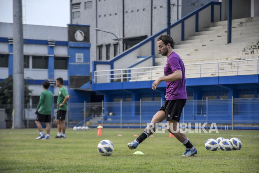 Gelandang Persib Bandung Marc Klok senang ditunjuk menjadi kapten tim.