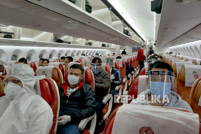 Penumpang pesawat Air India mengenakan masker dan face shield ketika terbang di masa pandemi Covid-19. (Dok) 