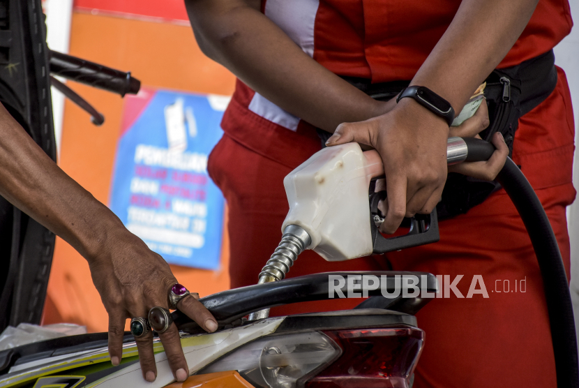 Petugas mengisi bahan bakar minyak (BBM) (ilustrasi)