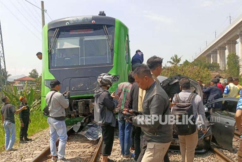 Satu unit mobil tertabrak feeder kereta cepat Padalarang-Bandung. Keberangkatan 214 penumpang kereta cepat sempat tertunda gegara bus tertabrak feeder.
