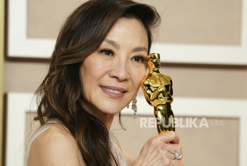  Michelle Yeoh, pemenang penghargaan untuk penampilan terbaik oleh seorang aktris dalam peran utama untuk Everything Everywhere All at Once, berpose di ruang pers Oscar pada Ahad (12/3/2023), di Dolby Theatre di Los Angeles.