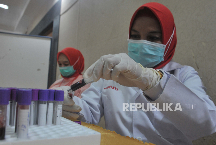 Petugas Palang Merah Indonesia (PMI) memindahkan  sampel darah penyintas Covid 19 yang akan menjadi pendonor plasma konvalesen (ilustrasi).  