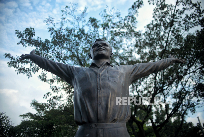 Patung Kosmonot Yuri Gagarin terpasang di Taman Mataram, Jakarta, Jumat (12/3). 