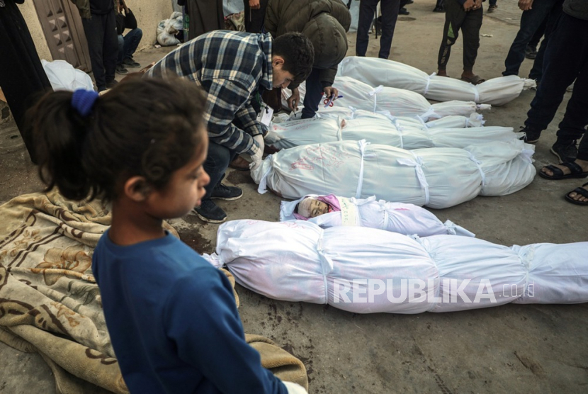  Warga Palestina berduka di samping jenazah anggota keluarga Al Habash menyusul serangan udara Israel di kamp pengungsi Al Nusairat, di rumah sakit Al Aqsa di Deir Al Balah, Jalur Gaza, (20/3/2024).