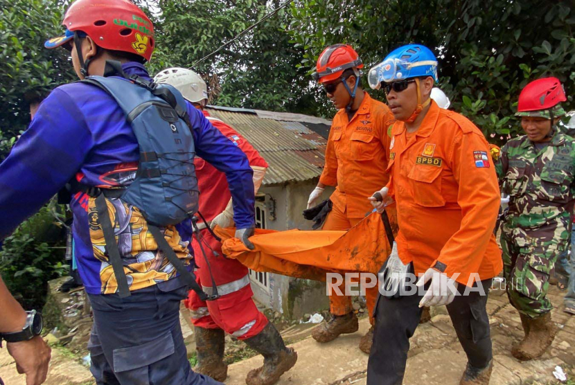 Tim SAR gabungan membawa jasad Y (65 tahun) dan MY (8 bulan), yang merupakan dua korban terakhir di longsor Kampung Sirnasari, Kelurahan Empang, Kecamatan Bogor Selatan, Kota Bogor, Jumat (17/3/2023).
