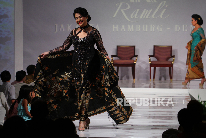 Aktris senior yang juga mantan model ternama Rima Melati membawakan karya rancangan perancang busana kenamaan Indonesia, Ramli, dengan motif batik, sulam, dan bordir dalam fashion show pada 2011. Rima Melati meninggal dunia pada Kamis (23/6/2022).