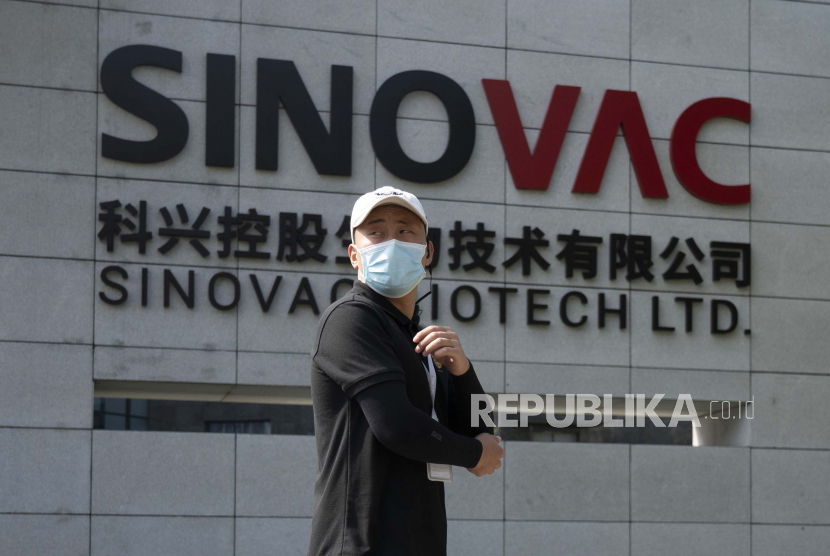 Seorang pekerja melewati logo di luar pabrik vaksin SinoVac di Beijing, Kamis (24/9). SinoVac, salah satu perusahaan farmasi China yang memproduksi kandidat vaksin COVID-19. Perusahaan farmasi terkemuka tersebut mengatakan vaksinnya akan siap pada awal 2021 untuk distribusi di seluruh dunia termasuk AS AP Photo / Ng Han Guan Galeri Foto