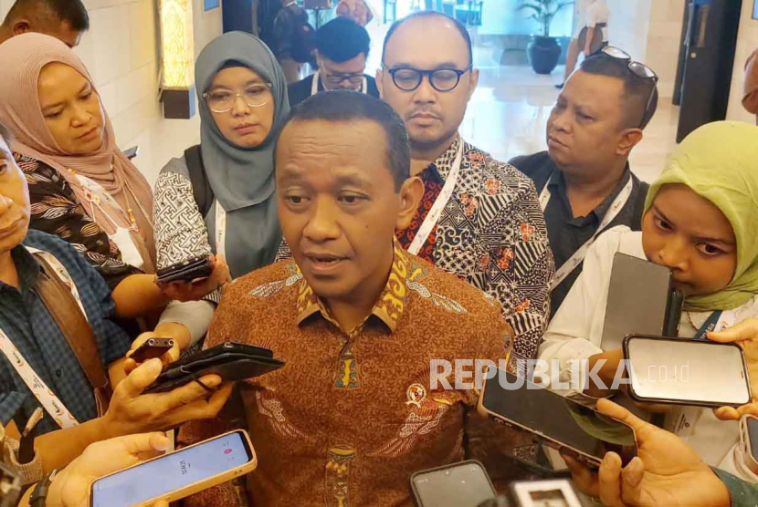 Wakil Ketua Tim Kampanye Nasional (TKN) Prabowo-Gibran Bahlil Lahadalia di Pulau Rempang kepada awak media di Bali, Rabu (20/9/2023). 