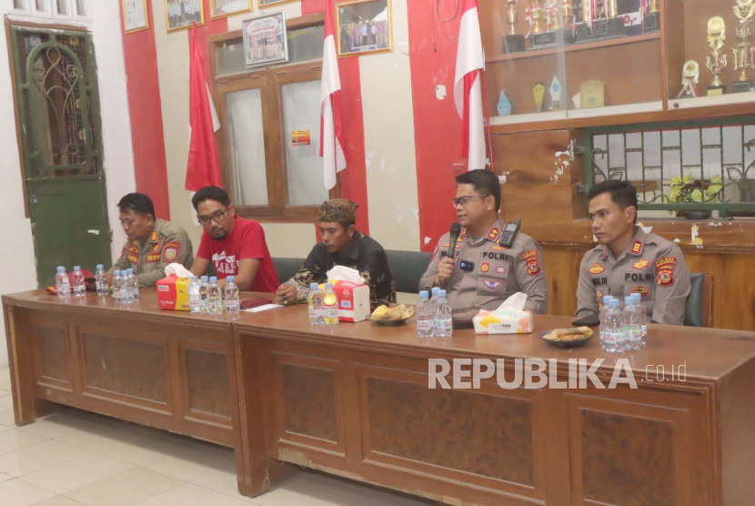 Kapolres Indramayu AKBP M Fahri Siregar (kedua kanan) mencarikan solusi terkait aktivitas perajin kembang api di Kabupaten Indramayu, Jawa Barat.