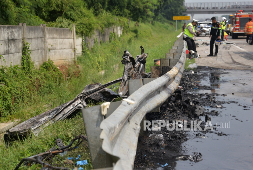 Suasana dilokasi kejadian kecelakaan di Tol Jakarta-Cikampek Km 58, Karawang, Jawa Barat, Senin (8/4/2024). Kecelakaan yang terjadi di jalur contraflow tersebut melibatkan dua minibus dan sebuah bus yang mengakibatkan 9 orang tewas dan 2 orang luka berat.