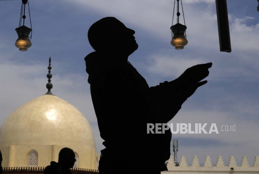 Seorang pria sholat pada bulan suci Ramadhan di Masjid Amr ibn al-Aas di Kairo, Mesir, Jumat (14/4/2023).