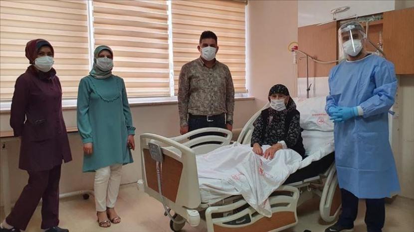 Warga Turki bernama Beyaz Kaplan dipulangkan dari rumah sakit setelah mendapatkan perawatan virus korona selama 19 hari - Anadolu Agency
