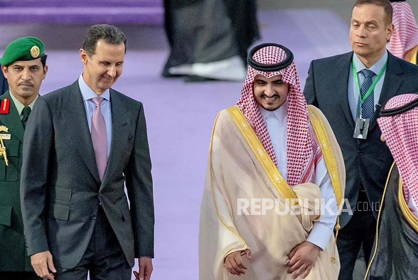 Foto selebaran yang disediakan oleh Saudi Press Agency (SPA) menunjukkan Presiden Suriah Bashar al-Assad (kedua kiri) disambut oleh Wakil Gubernur Wilayah Makkah Arab Saudi, Pangeran Badr bin Sultan bin Abdulaziz Al Saud (ketiga kanan) , pada malam KTT Liga Arab, di Bandara Internasional King Abdulaziz, di Jeddah, Arab Saudi,  Kamis (18/5/2023). 