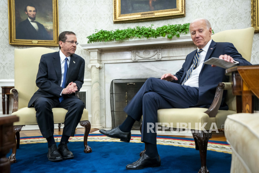 Presiden AS Joe Biden (kanan) bertemu Presiden Israel Isaac Herzog di Kantor Oval, Gedung Putih, 18 Juli 2023. 