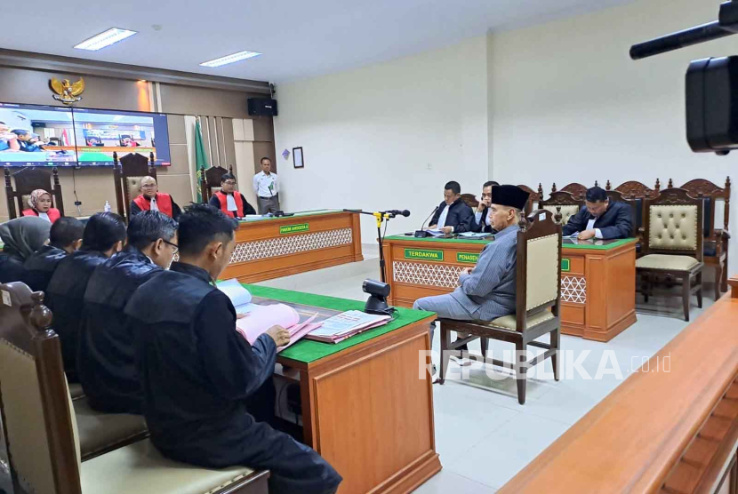 Pimpinan Mahad Al-Zaytun Indramayu, Panji Gumilang menjalani sidang perdananya di PN Indramayu, Rabu (8/11/2023).