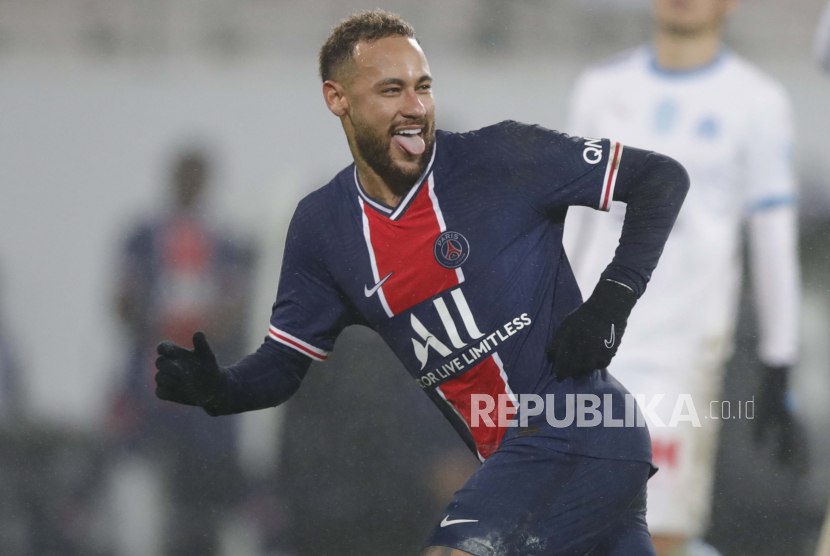 Neymar PSG merayakan setelah mencetak gol kedua timnya selama pertandingan sepak bola Trofi Champions antara Paris Saint-Germain dan Olympique Marseille di stadion Bollaert di Lens, Prancis utara, Rabu, 13 Januari 2021. 