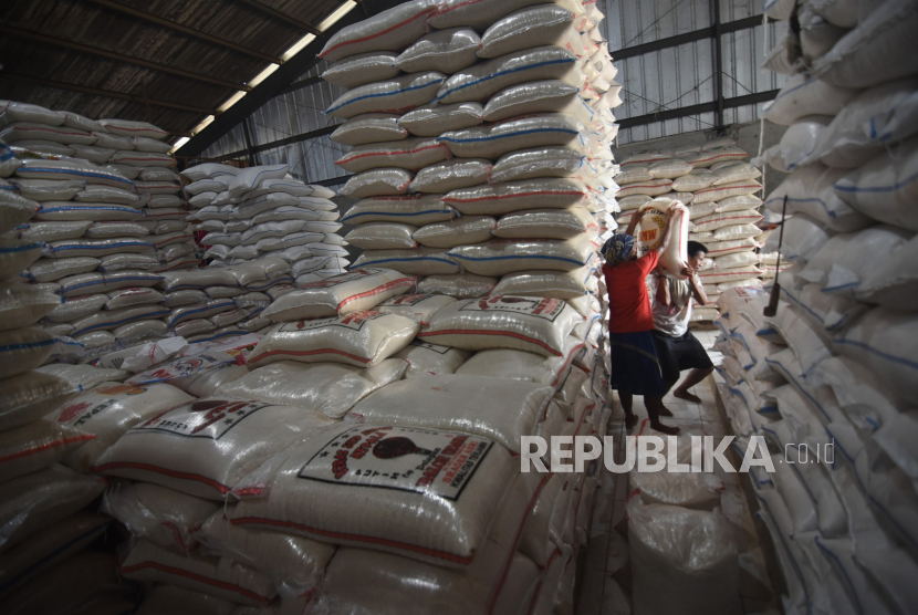 Pekerja mengangkut beras di Pasar Induk Beras Cipinang, Jakarta, Selasa (31/3/2020). Perum Bulog pastikan stok beras mencukupi untuk mengatasi kebutuhan lonjakan pangan dalam kondisi tidak terduga, sekaligus dalam menyambut Ramadan dan Idul Fitri