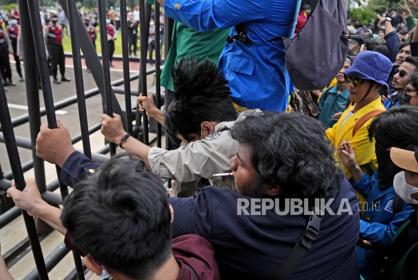 Mahasiswa mengguncang gerbang gedung DPRD (ilustrasi).