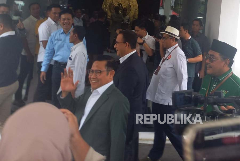 Pasangan Anies Baswedan-Muhaimin Iskandar tiba di Kantor KPU RI untuk menghadiri rapat pleno terbuka penetapan capres-cawapres terpilih, Rabu (24/4/2024). 