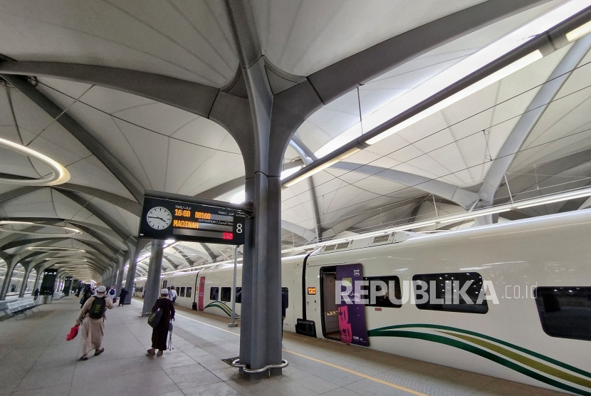 Rangkaian kereta cepat Haramain berada di stasiun Makkah, Arab Saudi, Senin (1/5/2023). 
