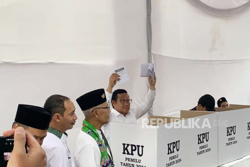 Calon wakil presiden (Cawapres) nomor urut 01 Muhaimin Iskandar menggunakan hak pilihnya di TPS 023 di kawasan Kemang, Jakarta Selatan, pada pagi ini, Rabu (14/2/2024). 