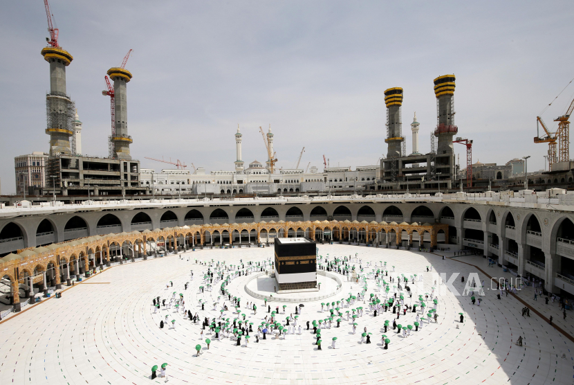 Jamaah haji melakukan Tawaf di sekitar Kabah. Permintaan Haji untuk Jamaah Domestik Lebihi 390 Ribu Pengajuan