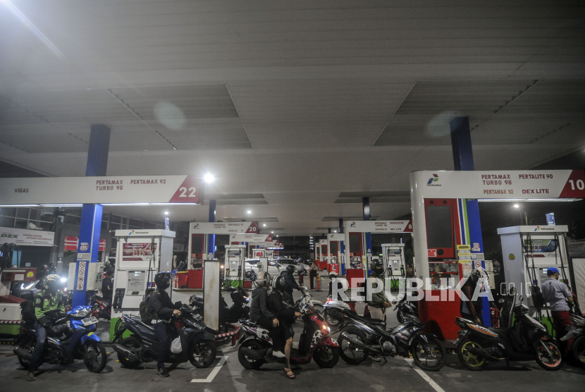 Sejumlah pengendaran mengantre mengisi bensin di Jakarta, Kamis (31/3/2022). PT Pertamina (Persero) akan memberlakukan tarif baru BBM jenis Pertamax menjadi Rp 12.500 pada 1 April 2022.  Republika/Putra M. Akbar