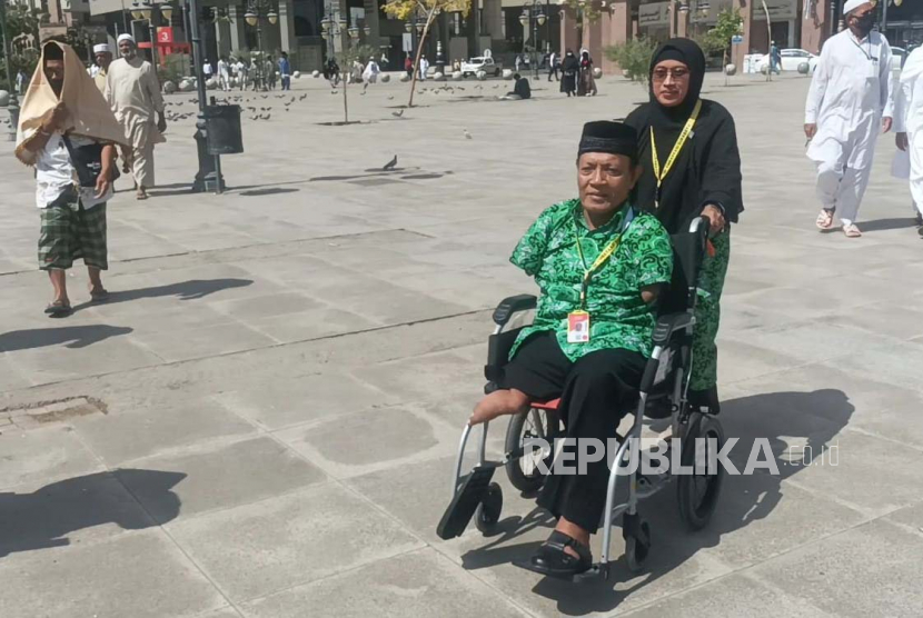 Sri Rohmatiah (46) dan suaminya Agus Yusuf (56) saat menuju Masjid Nabawi. Sri menemani suaminya yang melaksanakan sholat di Masjid Nabawi.