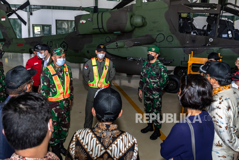 Wakil Ketua Komisi I DPR RI Anton Sukartono Suratto melihat kondisi helikopter AH-64E Apache saat kunjungan kerja Komisi I DPR RI di Skadron-11/Serbu Pusat Penerbangan TNI-Angkatan Darat, Semarang, Jawa Tengah, Senin (15/2/2021). Kunjungan tersebut untuk mengetahui alutsista yang dimiliki Penerbad, termasuk soal perawatannya, serta rapat dengar pendapat (RDP) dengan Skadron-11/Serbu Puspenerbad. 