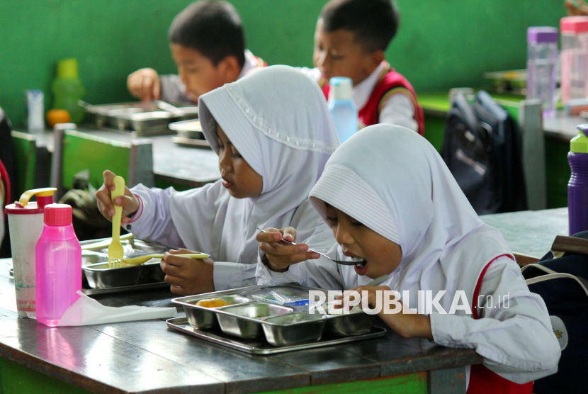 Siswa menikmati MBG.