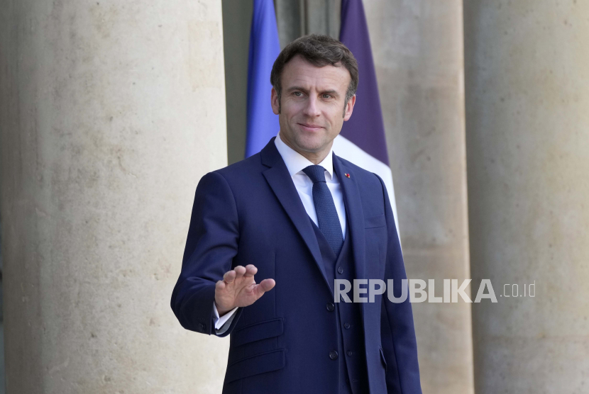 Presiden Prancis Dituduh Targetkan Muslim Secara Sistematis. Foto:   Presiden Prancis Emmanuel Macron memberi isyarat saat dia menunggu Presiden Georgia Salome Zurabishvili di Istana Elysee, Senin, 28 Februari 2022 di Paris. 