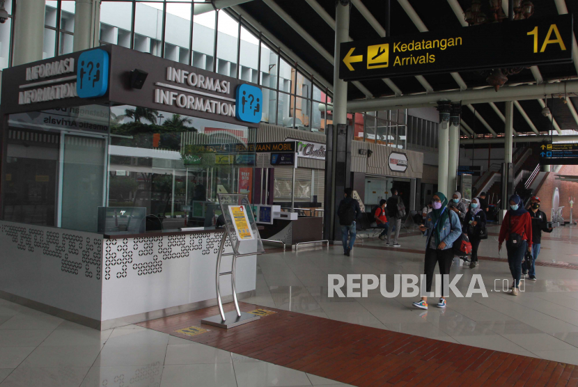 Pengunjung berjalan di Terminal 1 A, Bandara Soekarno Hatta, Tangerang, Banten, Rabu (17/2). Juru Bicara Wakil Presiden Ma'ruf Amin, Masduki Baidlowi mengatakan hingga kini Pemerintah belum memutuskan kebijakan terkait mudik lebaran 2021. 
