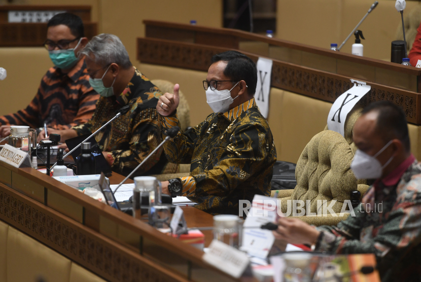 Mendagri Tito Karnavian (tengah) mengacungkan jempol sebelum mengikuti rapat kerja dengan Komisi II DPR di Kompleks Parlemen, Senayan, Jakarta, Kamis (26/11/2020). Rapat itu membahasan data kependudukan dan data pemilih Pilkada Serentak 2020.