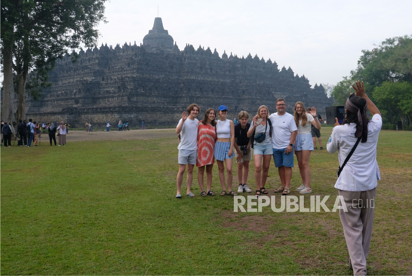 Sejumlah wisatawan asing berada di lapangan Kenari kawasan Taman Wisata Candi (TWC) Borobudur, Magelang, Jateng, Kamis (14/7/2022). PT TWC sebut pengembangan Candi Borobudur menjadi penggerak Joglosemar.