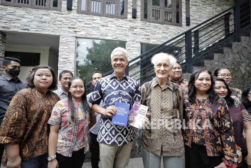 Calon presiden nomor urut 3, Ganjar Pranowo menemui Guru Besar Filsafat, Romo Franz Magnis Suseno di Sekolah Tinggi Filsafat Driyarkara, Jakarta, Jumat (24/11/2023). 