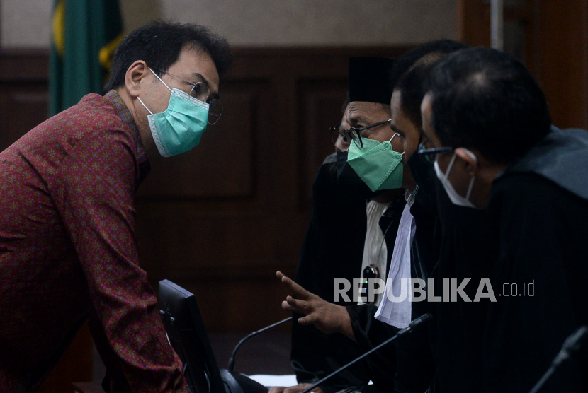 Terdakwa Mantan Wakil Ketua DPR Azis Syamsuddin mengikuti sidang di Pengadilan Tipikor, Jakarta, Senin (6/12). Sidang perdana tersebut beragendakan pembacaan dakwaan terkait kasus dugaan suap penanganan perkara korupsi yang ditangani KPK di Lampung Tengah.