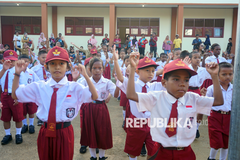 Antusiasme Peserta Didik Baru Ikuti MPLS di SDN 14 Sorong