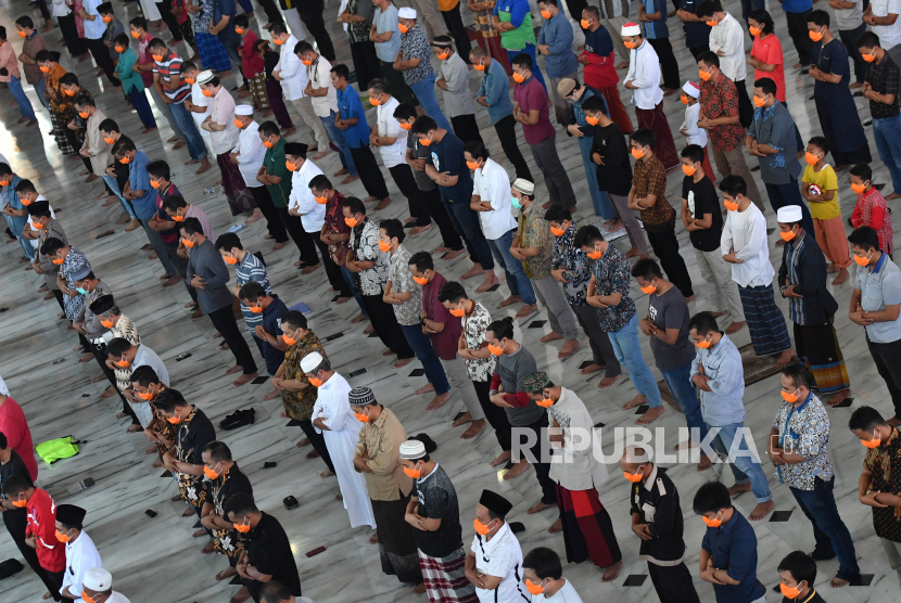 Umat muslim  melaksanakan sholat Jumat (ilustrasi), Tidak melaksanakan sholat Jumat tiga kali berturut-turut apakah termasuk golongan orang kafir?