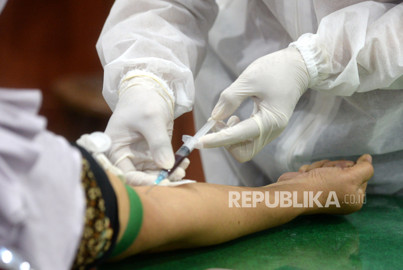 Petugas kesehatan mengambil sampel darah saat Rapid Diagnostic Test (RDT). Satpol PP melakukan rapid test terhadap ODGJ yang berkeliaran di Kota Denpasar. Ilustrasi.