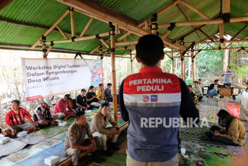 PT Pertamina Gas (Pertagas) mengadakan pelatihan pembuatan konten digital untuk para pengelola objek wisata Pantai Rembat di Desa Juntinyuat, Kecamatan Juntinyuat, Kabupaten Indramayu, Jawa Barat.